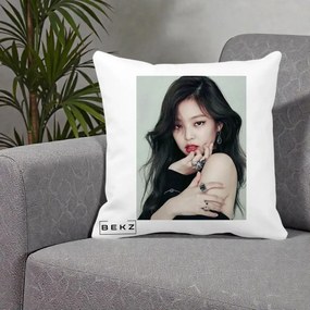 Perna Personalizata K-pop BLACKPINK Jennie Editorial Negru cu Inele, 40x40 cm, Alba Mata, Husa Detasabila, Perna Inclusa, BEKZ®