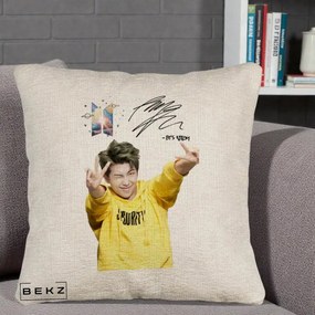 Perna Personalizata K-pop BTS RM Namjoon Hanorac Galben Autograf, 40x40 cm, Bej Canapea, Husa Detasabila, Perna Inclusa, BEKZ®