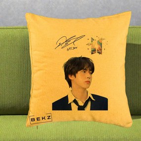 Perna Personalizata K-pop BTS Jin Portret Tinuta Albastra Autograf, 40x40 cm, Galben, Husa Detasabila, Perna Inclusa, BEKZ®