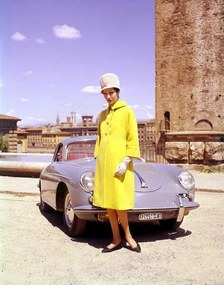 Fotografie 1962, une jeune femme posant devant une Porsche 356 B