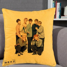 Perna Personalizata K-pop BTS Foto Grup In Picioare Tricoturi, 40x40 cm, Galben, Husa Detasabila, Perna Inclusa, BEKZ®
