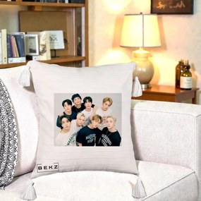 Perna Personalizata K-pop Stray Kids Foto Grup Text, 40x40 cm, Bej cu Franjuri, Husa Detasabila, Perna Inclusa, BEKZ®