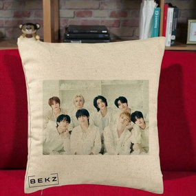 Perna Personalizata K-pop Stray Kids Foto Grup Alb All-White cu 8 Membrii, 40x40 cm, Bej, Husa Detasabila, Perna Inclusa, BEKZ®