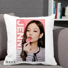 Perna Personalizata K-pop BLACKPINK Jennie cu Semnatura si Fond Roz, 40x40 cm, Alba Mata, Husa Detasabila, Perna Inclusa, BEKZ®