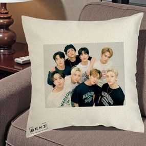 Perna Personalizata K-pop Stray Kids Foto Grup Text, 40x40 cm, Ecru, Husa Detasabila, Perna Inclusa, BEKZ®