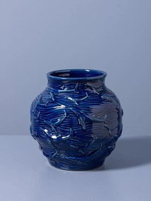 Vază din ceramică albastră, mică, cu balene și valuri în relief, 20,5 x Ø 20,5 cm, „Azula”