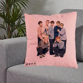 Perna Personalizata K-pop BTS Foto Grup In Picioare Tricoturi, 40x40 cm, Roz, Husa Detasabila, Perna Inclusa, BEKZ®