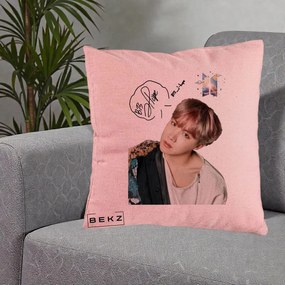 Perna Personalizata K-pop BTS J-Hope Par Roz Autograf, 40x40 cm, Roz, Husa Detasabila, Perna Inclusa, BEKZ®
