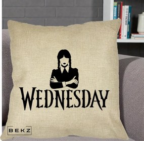 Perna Personalizata Wednesday Addams cu Brate Incrucisate, 40x40 cm, Crem, Husa Detasabila, Perna Inclusa, BEKZ®