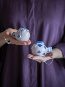 Set solniță și pipernița din ceramică albastră în formă de pești pictați manual, 9,5×6,5×9 cm, „Fugu"