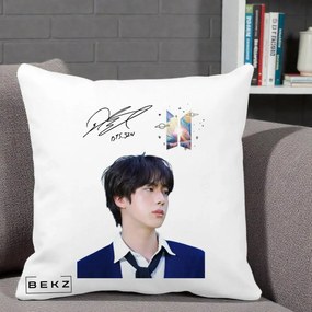 Perna Personalizata K-pop BTS Jin Portret Tinuta Albastra Autograf, 40x40 cm, Alba Mata, Husa Detasabila, Perna Inclusa, BEKZ®