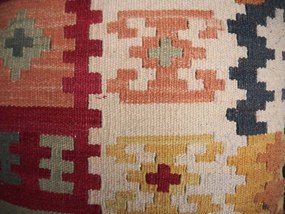 Fotoliu clasic din piele naturala top grain cu șezut kilim și picioare din lemn de stejar, „Turner”