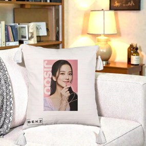 Perna Personalizata K-pop BLACKPINK Jisoo cu Semnatura si Fond Roz, 40x40 cm, Bej cu Franjuri, Husa Detasabila, Perna Inclusa, BEKZ®