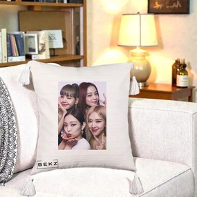 Perna Personalizata K-pop BLACKPINK Foto Grup Selfie 4 Membre, 40x40 cm, Bej cu Franjuri, Husa Detasabila, Perna Inclusa, BEKZ®