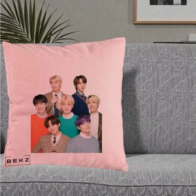 Perna Personalizata K-pop BTS Fotografie Grup Tinute Elegante, 40x40 cm, Roz, Husa Detasabila, Perna Inclusa, BEKZ®