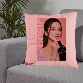 Perna Personalizata K-pop BLACKPINK Jisoo cu Semnatura si Fond Roz, 40x40 cm, Roz, Husa Detasabila, Perna Inclusa, BEKZ®
