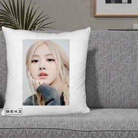 Perna Personalizata K-pop BLACKPINK Rose cu Jucarie de Plus, 40x40 cm, Alb Pufos, Husa Detasabila, Perna Inclusa, BEKZ®