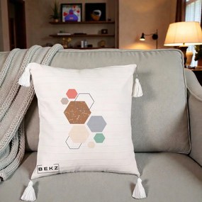 Perna Decorativa Geometric Hexagoane Multicolor, 40x40 cm, Bej cu Franjuri, Husa Detasabila, Perna Inclusa, BEKZ®