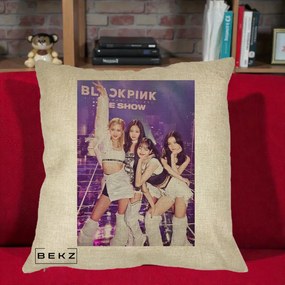 Perna Personalizata K-pop BLACKPINK The Show Concert cu 4 Membre pe Scena, 40x40 cm, Crem, Husa Detasabila, Perna Inclusa, BEKZ®