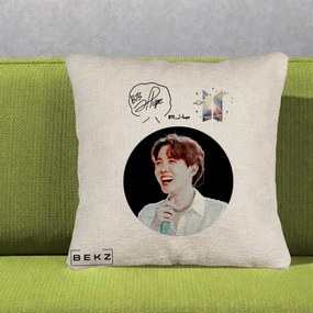 Perna Personalizata K-pop BTS J-Hope Portret cu Autograf, 40x40 cm, Bej Canapea, Husa Detasabila, Perna Inclusa, BEKZ®