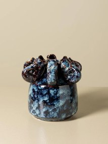 Vază din ceramică artizanală cu pești sculptați în relief, formă cilindrică cu coroană decorativă, albastru marmorat, finisaj lucios, 15×17 cm,