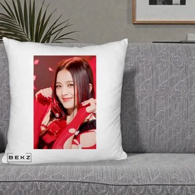 Perna Personalizata K-pop BLACKPINK Jisoo Rosu, 40x40 cm, Alb Pufos, Husa Detasabila, Perna Inclusa, BEKZ®