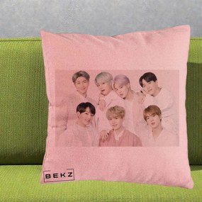 Perna Personalizata K-pop BTS Foto Grup Landscape Pastel, 40x40 cm, Roz, Husa Detasabila, Perna Inclusa, BEKZ®