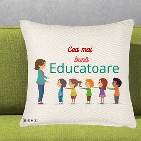 Cadou pentru Educatoare - Perna Personalizata Cea mai Buna Educatoare cu Ilustratie Copii si Educatoare, 40x40 cm, Crem Reliefat, Husa Detasabila, Perna Inclusa, BEKZ®