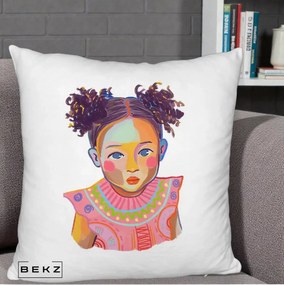 Perna Decorativa Fetita Vesela Portret Colorat, 40x40 cm, Alb Pufos, Husa Detasabila, Perna Inclusa, BEKZ®