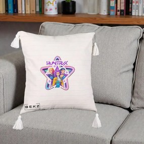 Perna Personalizata K-pop HUNTRX Trio Stea cu Pisica, 40x40 cm, Bej cu Franjuri, Husa Detasabila, Perna Inclusa, BEKZ®