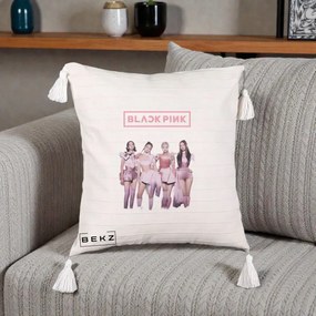 Perna Personalizata K-pop BLACKPINK Fotografie Grup Tinute Roz, 40x40 cm, Bej cu Franjuri, Husa Detasabila, Perna Inclusa, BEKZ®
