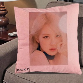 Perna Personalizata K-pop BLACKPINK Rose Blond cu Inel Roz Pastel, 40x40 cm, Roz, Husa Detasabila, Perna Inclusa, BEKZ®