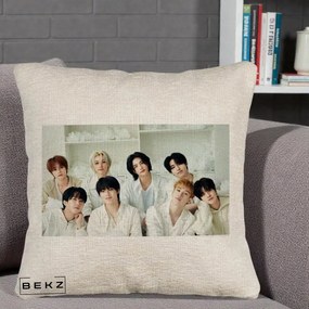 Perna Personalizata K-pop Stray Kids Foto Grup All-White Landscape, 40x40 cm, Bej Canapea, Husa Detasabila, Perna Inclusa, BEKZ®