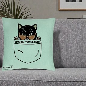 Perna Decorativa Judging You Silently Pisica Buzunar, 40x40 cm, Verde Menta, Husa Detasabila, Perna Inclusa, BEKZ®