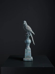 Statuie decorativa papagal pe suport din rășină, finisaj albastru antichizat, H37 cm