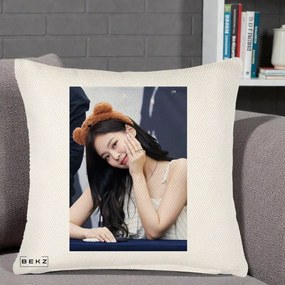 Perna Personalizata K-pop BLACKPINK Jennie Cute cu Diadema Ursulet, 40x40 cm, Crem Reliefat, Husa Detasabila, Perna Inclusa, BEKZ®