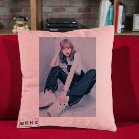 Perna Personalizata K-pop BLACKPINK Lisa, 40x40 cm, Roz, Husa Detasabila, Perna Inclusa, BEKZ®
