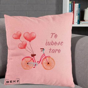 Perna Decorativa Te Iubesc Tare cu Bicicleta Roz si Baloane Inima, 40x40 cm, Roz, Husa Detasabila, Perna Inclusa, BEKZ®