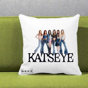 Perna Personalizata K-pop KATSEYE Foto Grup Blugi, 40x40 cm, Alba Mata, Husa Detasabila, Perna Inclusa, BEKZ®