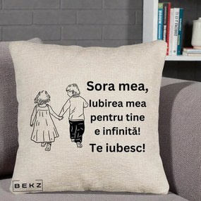 Cadou pentru Sora - Perna Personalizata Sora Mea Te Iubesc Copii Tinand Maini din Spate, 40x40 cm, Bej Canapea, Husa Detasabila, Perna Inclusa, BEKZ®