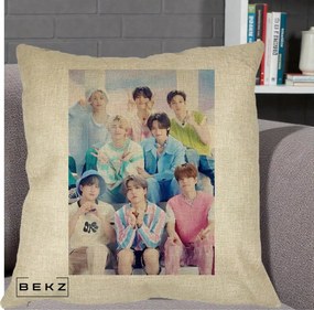 Perna Personalizata K-Pop Grup Foto Pasteluri cu 8 Artisti, 40x40 cm, Crem, Husa Detasabila, Perna Inclusa, BEKZ®