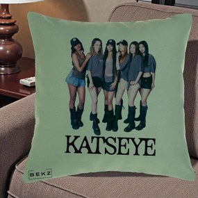 Perna Personalizata K-pop KATSEYE Grup Foto Tinute Gri, 40x40 cm, Verde, Husa Detasabila, Perna Inclusa, BEKZ®