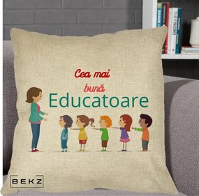 Cadou pentru Educatoare - Perna Personalizata Cea mai Buna Educatoare cu Ilustratie Copii si Educatoare, 40x40 cm, Crem, Husa Detasabila, Perna Inclusa, BEKZ®