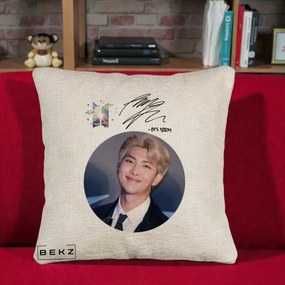 Perna Personalizata K-pop BTS RM Namjoon Portret Cerc cu Autograf, 40x40 cm, Bej Canapea, Husa Detasabila, Perna Inclusa, BEKZ®