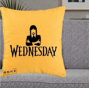 Perna Personalizata Wednesday Addams cu Brate Incrucisate, 40x40 cm, Galben, Husa Detasabila, Perna Inclusa, BEKZ®