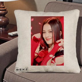 Perna Personalizata K-pop BLACKPINK Jisoo Rosu, 40x40 cm, Bej Canapea, Husa Detasabila, Perna Inclusa, BEKZ®