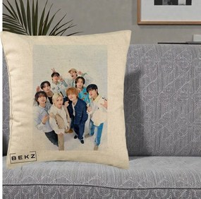 Perna Personalizata K-pop Stray Kids Foto Grup Alb cu 8 Membrii de Sus, 40x40 cm, Bej, Husa Detasabila, Perna Inclusa, BEKZ®