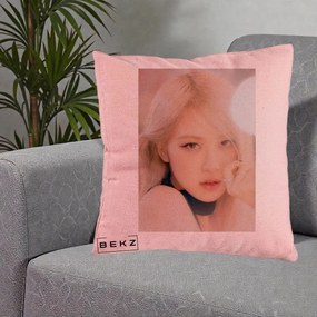 Perna Personalizata K-pop BLACKPINK Rose Blond cu Inel Roz Pastel, 40x40 cm, Roz, Husa Detasabila, Perna Inclusa, BEKZ®