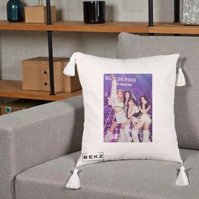 Perna Personalizata K-pop BLACKPINK The Show Concert cu 4 Membre pe Scena, 40x40 cm, Bej cu Franjuri, Husa Detasabila, Perna Inclusa, BEKZ®