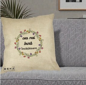 Cadou pentru Invatatoare - Perna Personalizata Cea mai Buna Invatatore cu Coronita Florala Colorata, 40x40 cm, Crem, Husa Detasabila, Perna Inclusa, BEKZ®